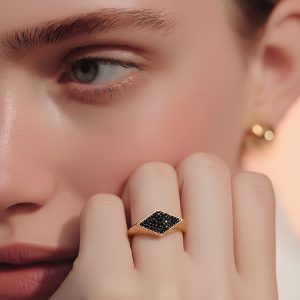 The Sovereign Black – 14 Ayar Altın Kadın Yüzük