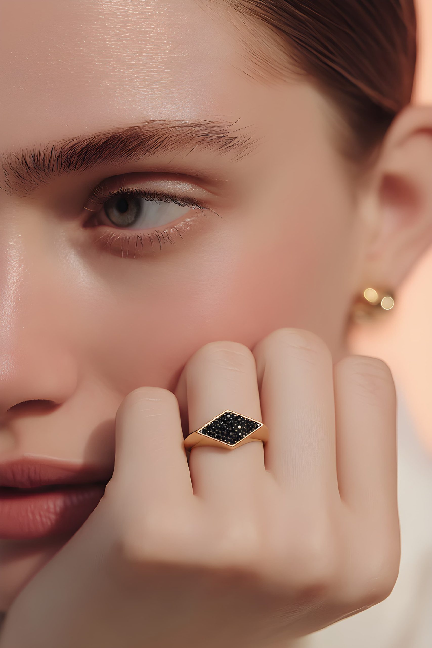 The Sovereign Black – 14 Ayar Altın Kadın Yüzük