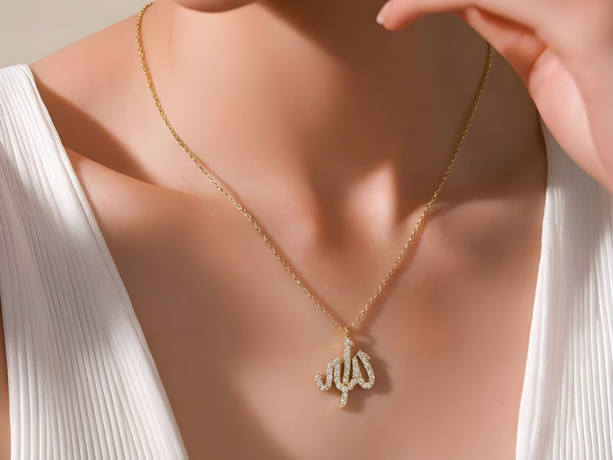 Allah Yazılı Kadın Altın Kolye