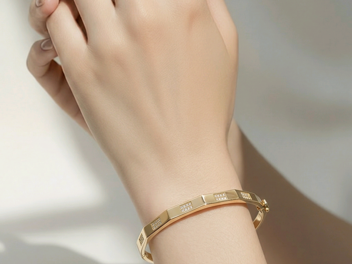 Bloc Segment - 14 Ayar Segmentli Taşlı Altın Kelepçe 7,22 gr