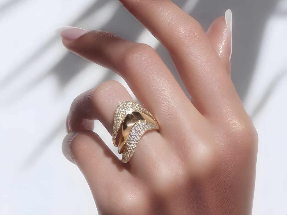 Dalgalı ve ışıltılı deseniyle altın yüzük