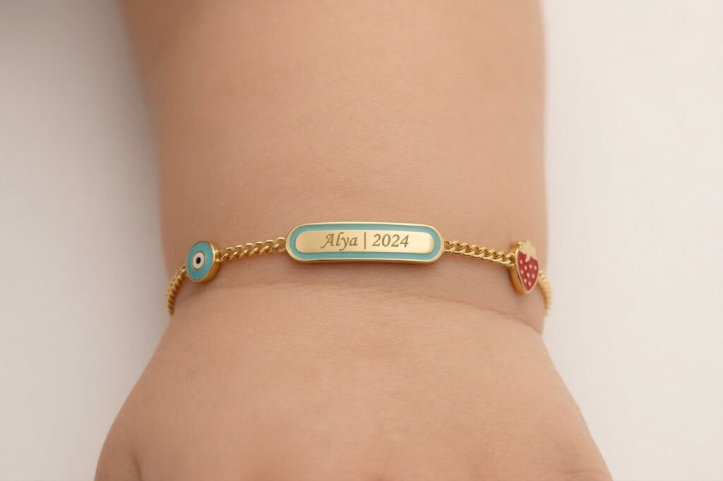 İsimli Bebek Künyesi – Nazar Boncuklu & Çilek Charm | Minik Serisi