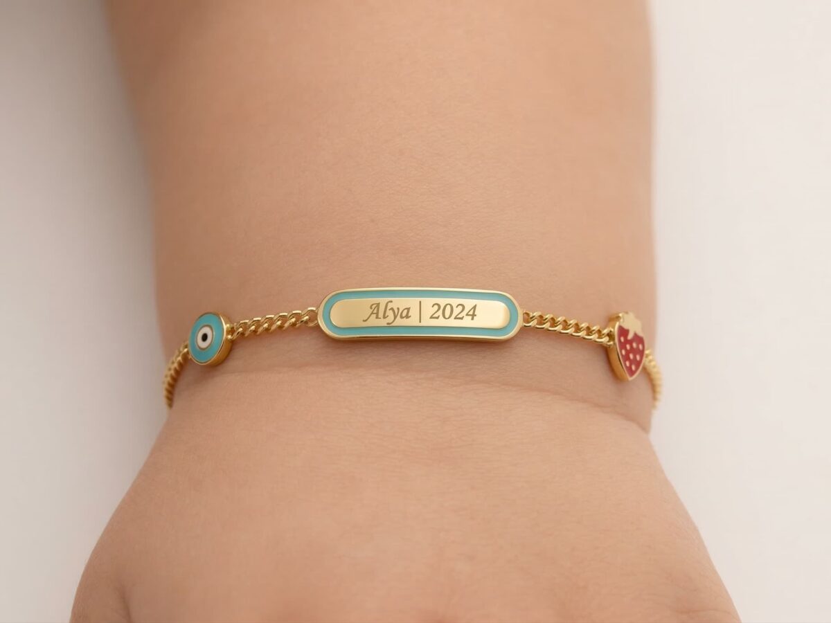 İsimli Bebek Künyesi – Nazar Boncuklu & Çilek Charm | Minik Serisi