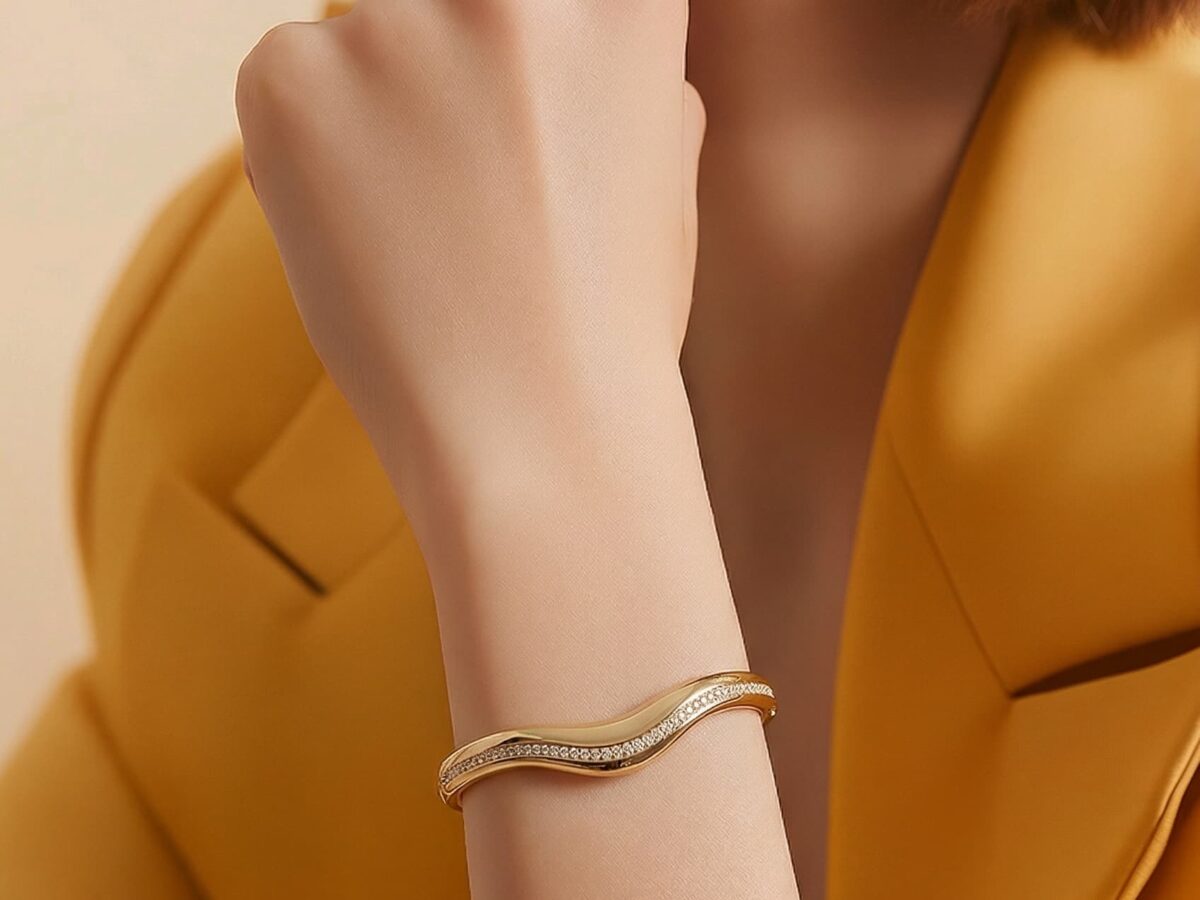 14 ayar kavisli taşlı altın kelepçe opus arc V form zirkon kenar model