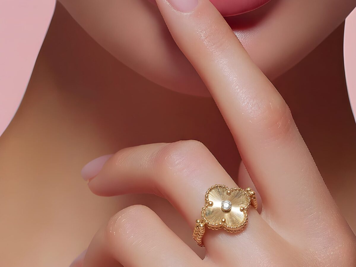 Çift taraflı kullanılabilen Yonca f,gurlu altın yüzük