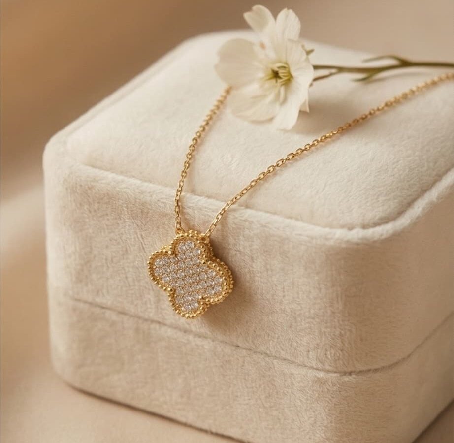 14 ayar taşlı yonca altın kolye feuille quatrefoil milgrain pavé zirkon model