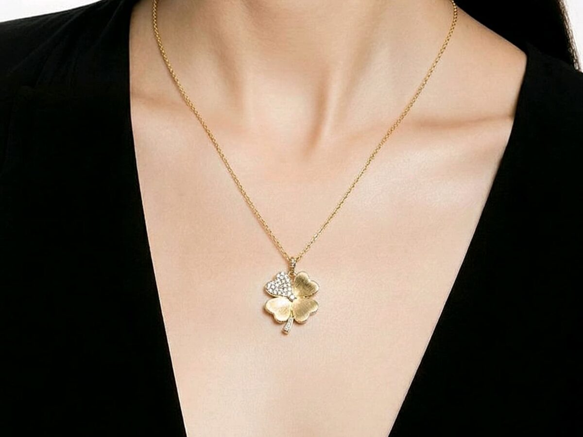 14 ayar yonca altın kolye feuille trefle mat altın pavé zirkon model