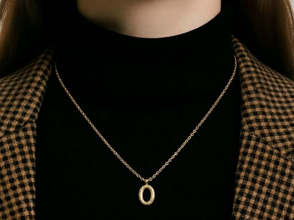 14 ayar O harfi altın kolye monogram mini dokulu kenarlı oval model